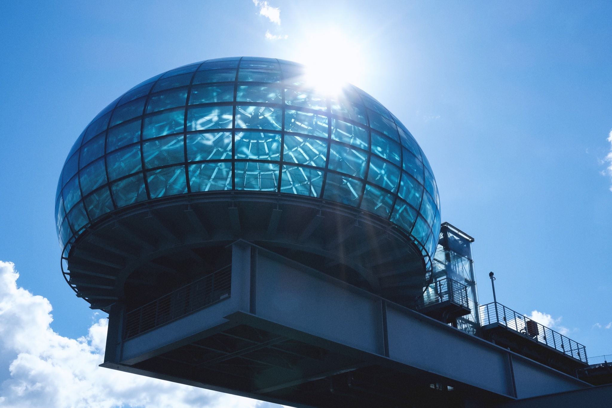 Cupola di vetro contemporanea illuminata dal sole