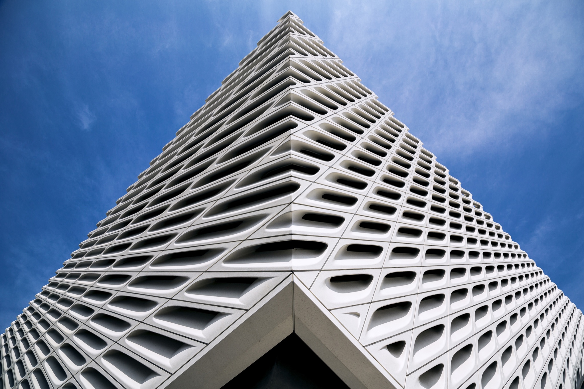 Edificio bianco dalla facciata modulare fotografato dal basso