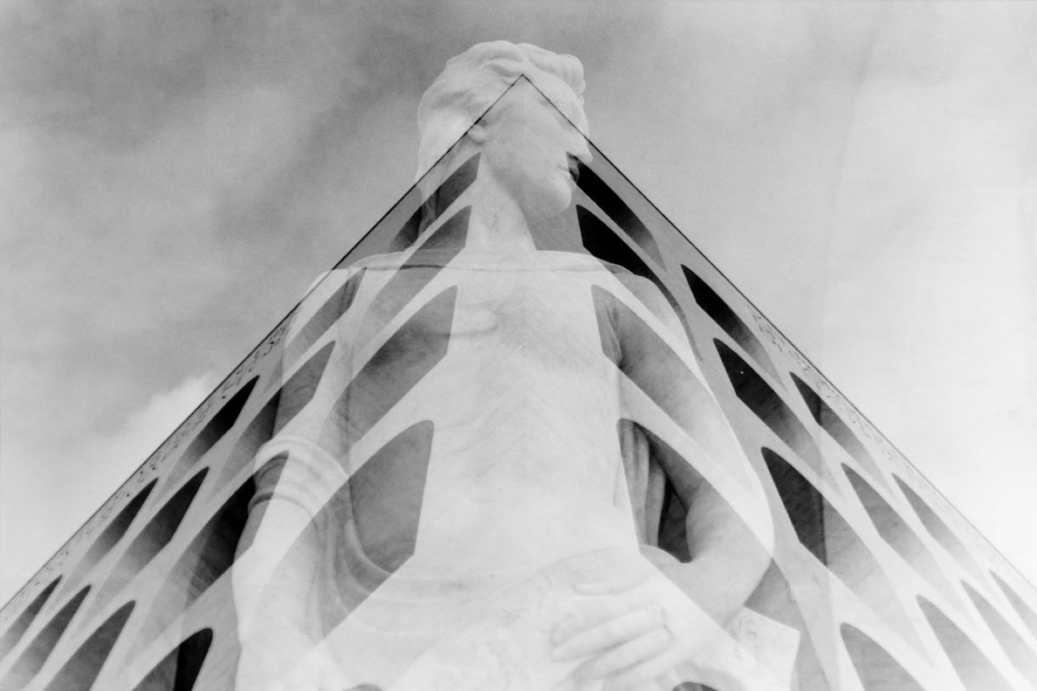 Doppia esposizione tra una statua classica e il Palazzo della Civiltà Italiana