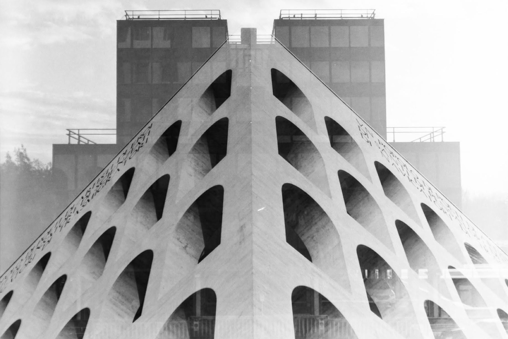 Prospettiva dal basso degli archi del Palazzo della Civiltà Italiana