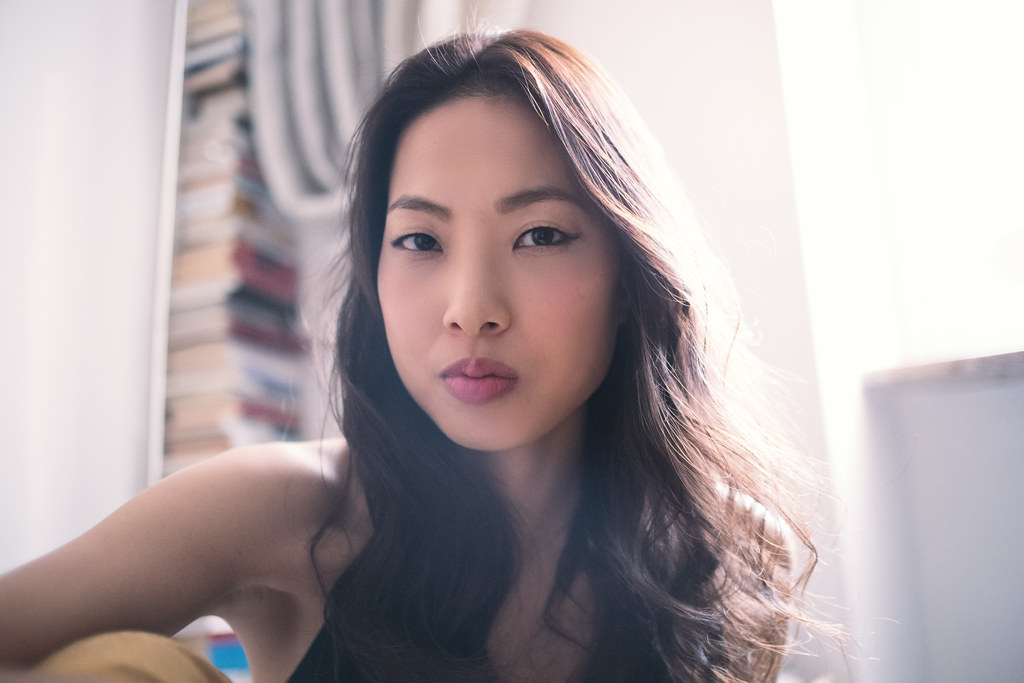 Ritratto in luce naturale di una donna accanto a una finestra