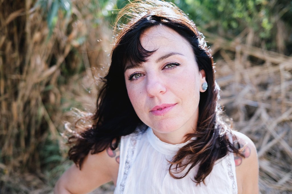 Ritratto ravvicinato di una donna in luce naturale