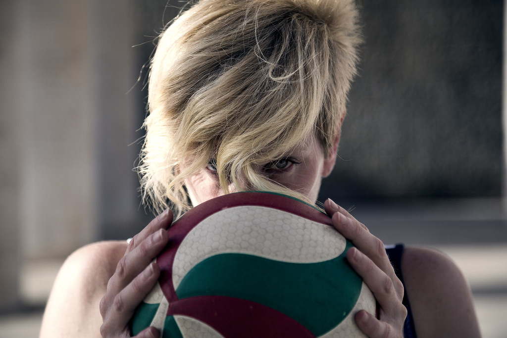 Primo piano di una donna che osserva l'obiettivo dietro un pallone