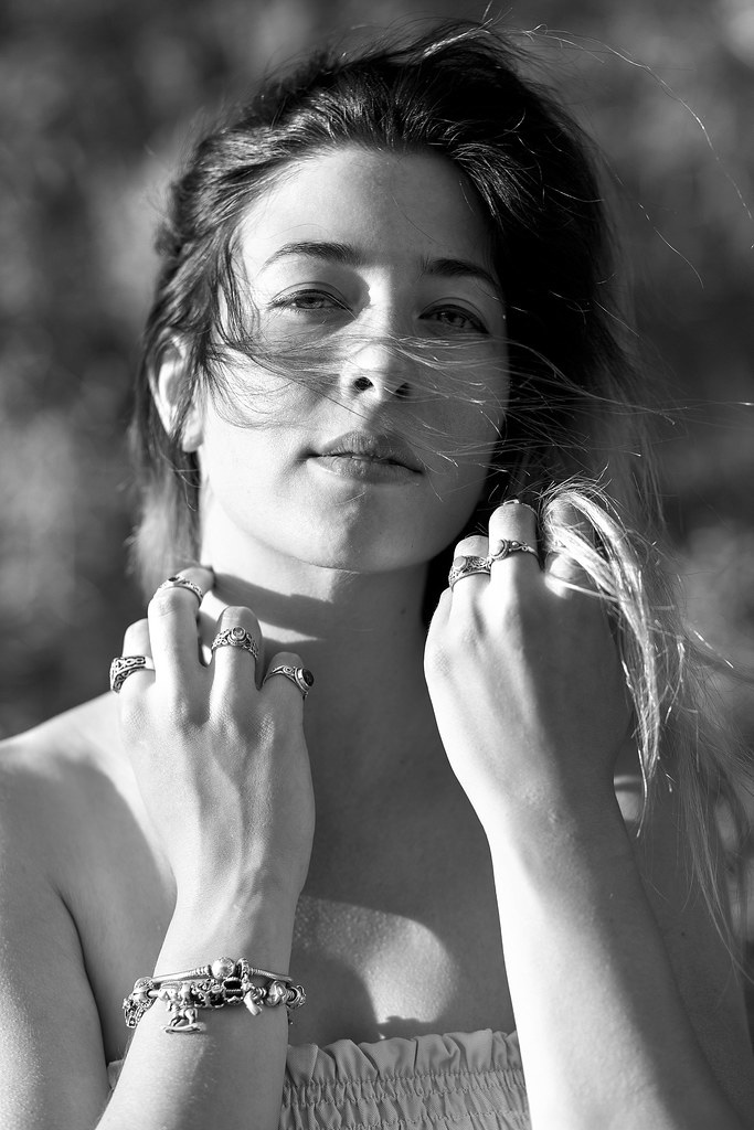 Ritratto in bianco e nero di una donna con il vento tra i capelli