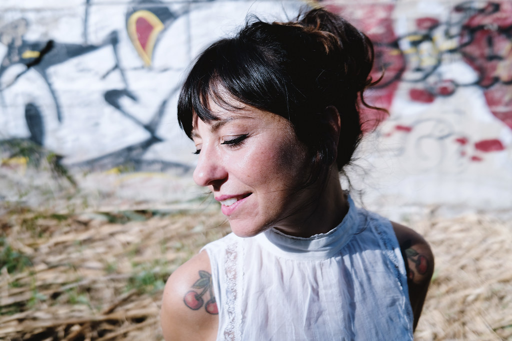 Ritratto ambientato di una donna davanti a un muro dipinto