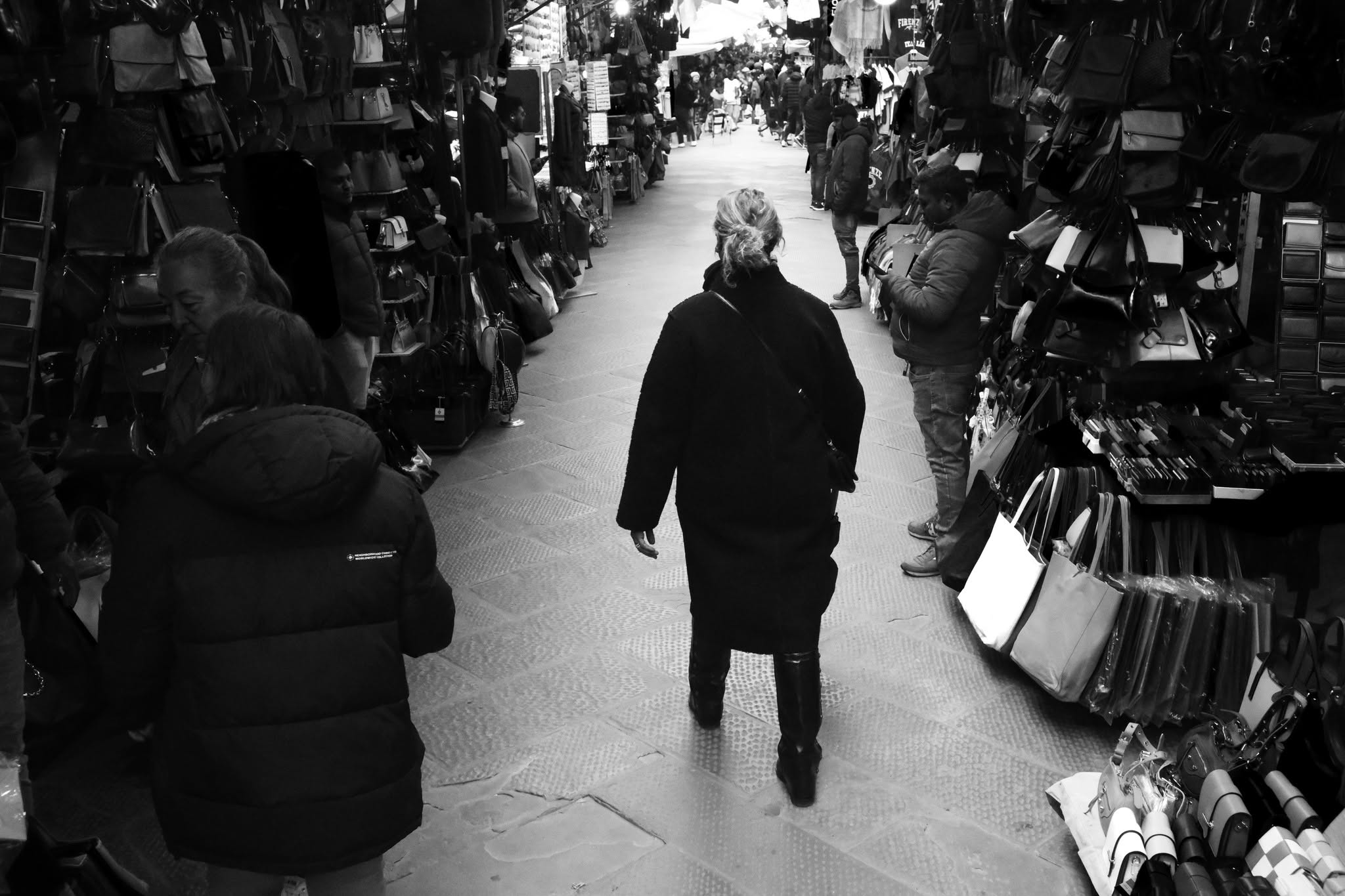 Una donna percorre il corridoio di un mercato