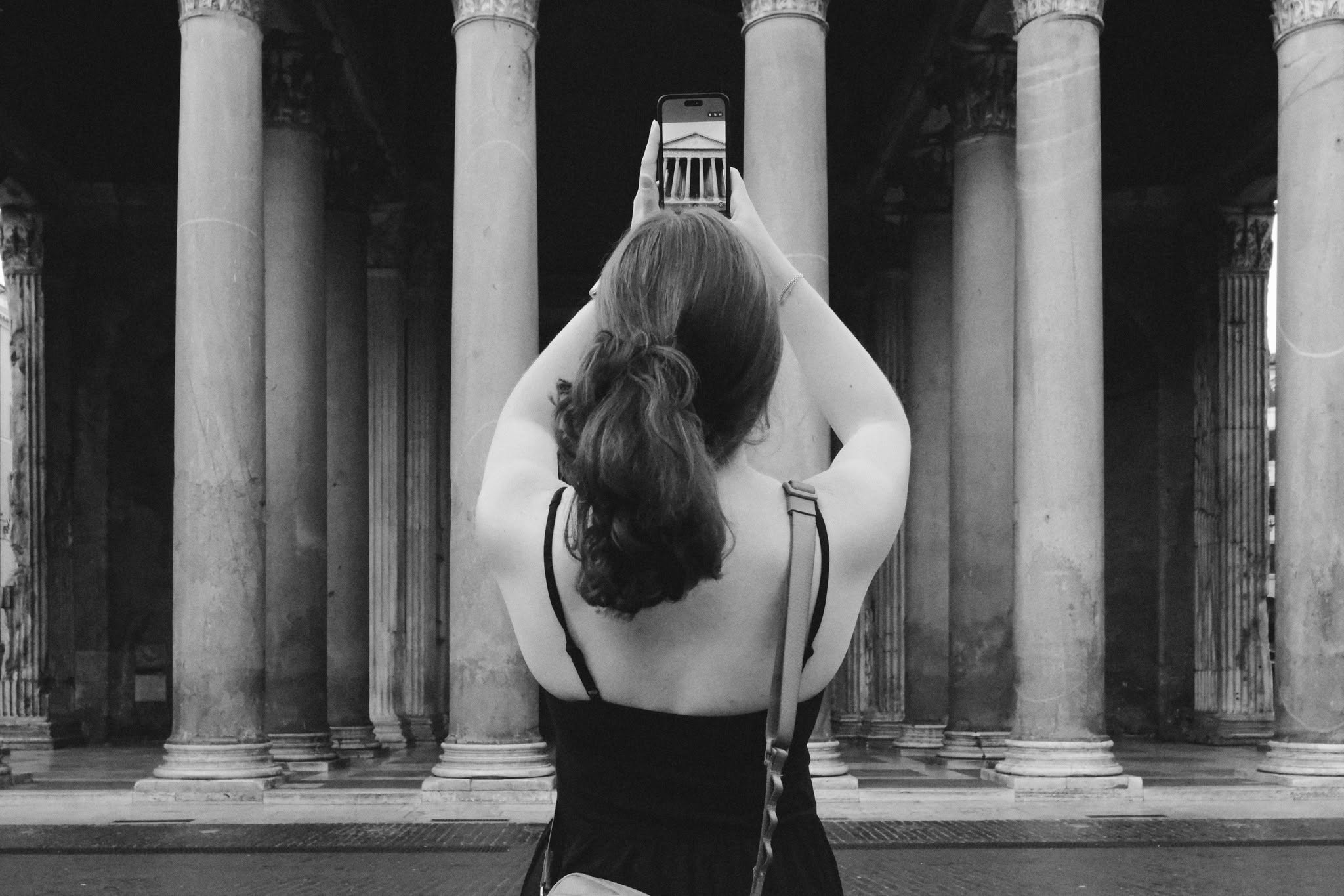 Una donna fotografa il Pantheon con lo smartphone