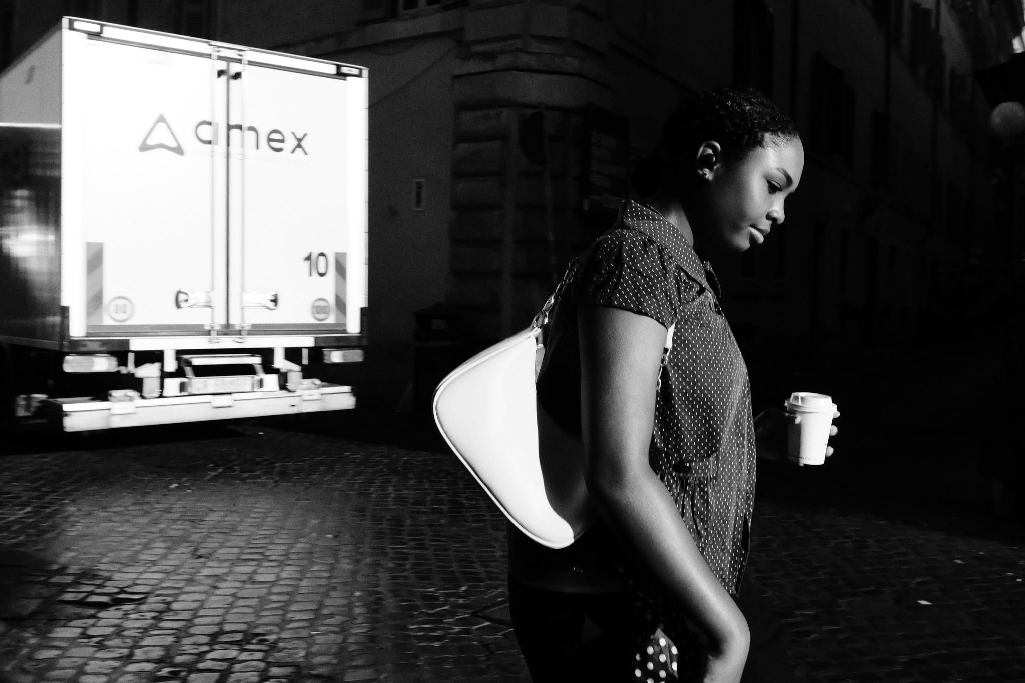 Una donna passa accanto a un camion illuminato