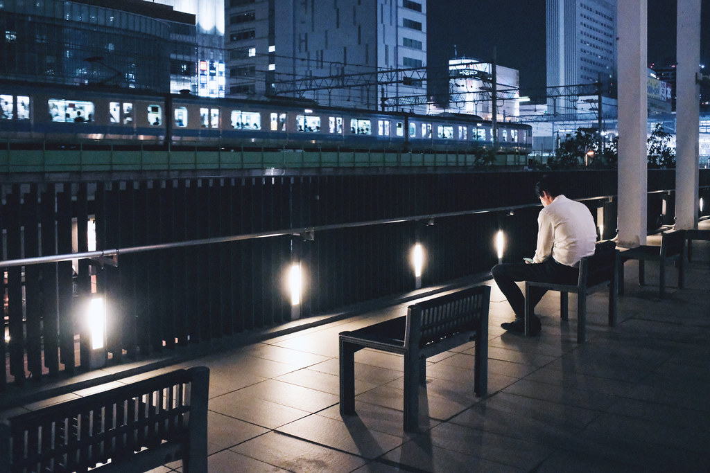 Una stazione ferroviaria di Tokyo illuminata di notte