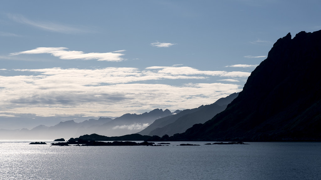 Profilo delle montagne Lofoten sul mare