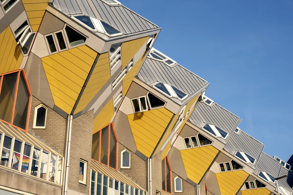 Le case cubiche gialle di Rotterdam contro il cielo azzurro