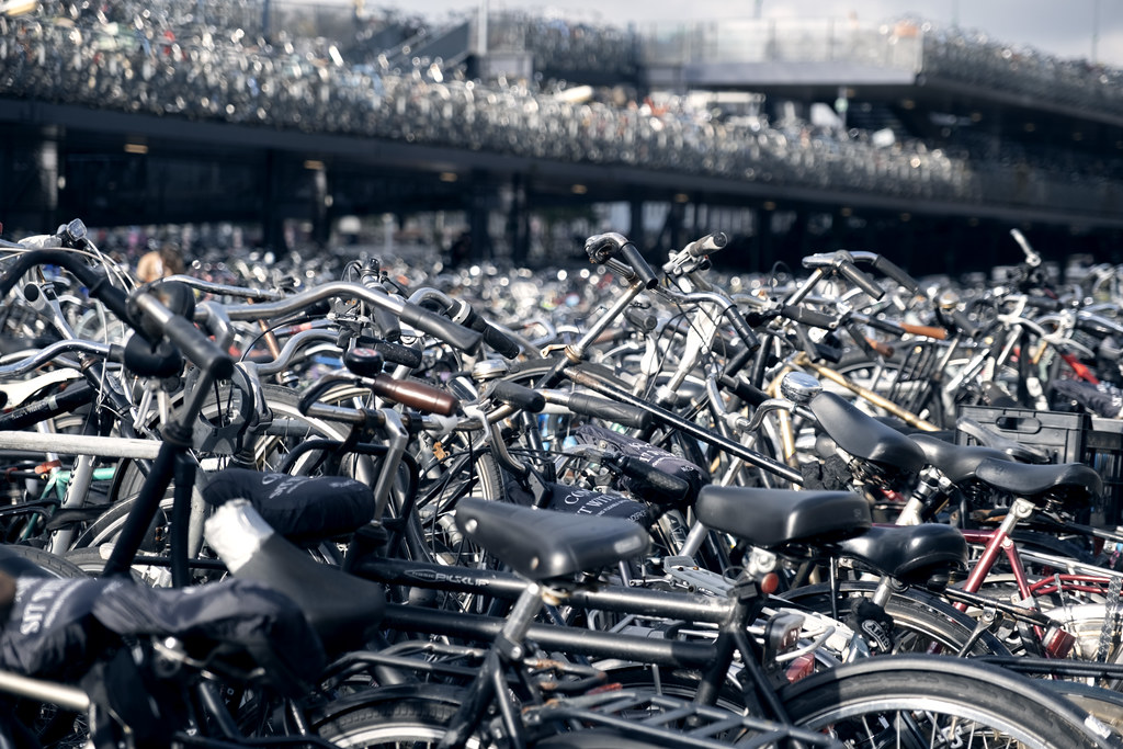 Una distesa di biciclette parcheggiate ad Amsterdam