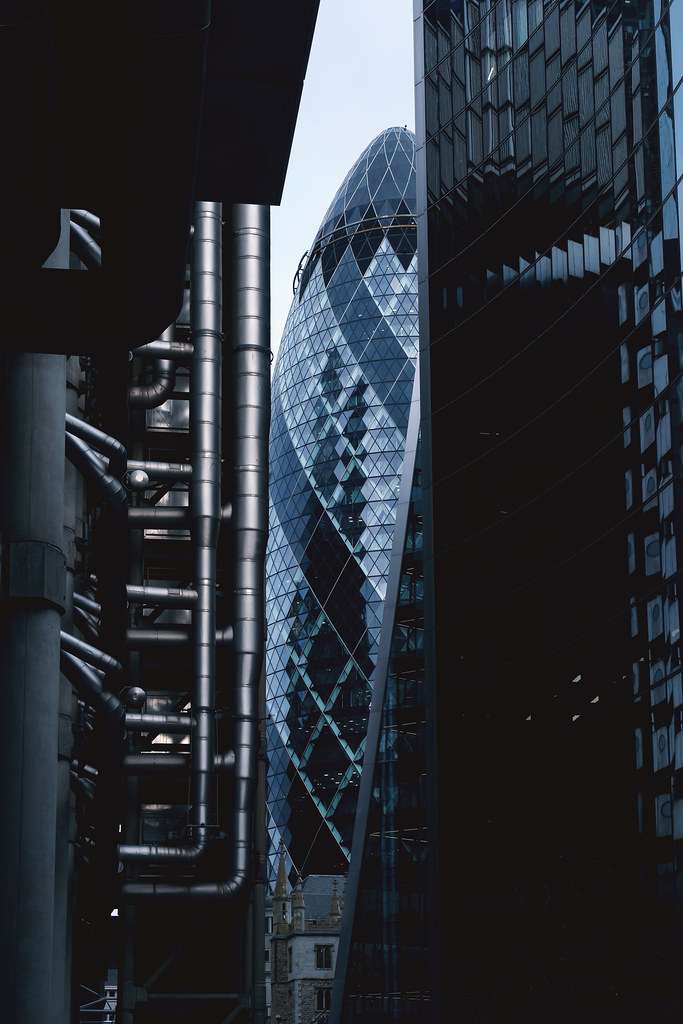 Il grattacielo Gherkin incorniciato dagli edifici di Londra