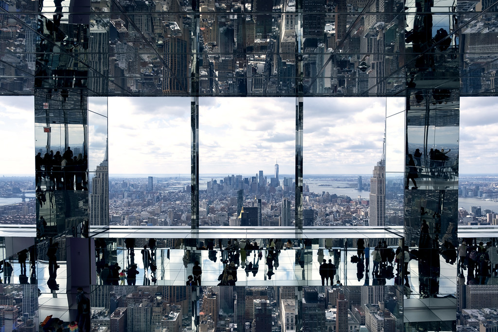 New York riflessa nelle superfici panoramiche di un grattacielo