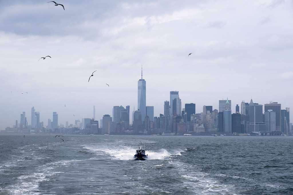 Lo skyline di Manhattan visto dal mare